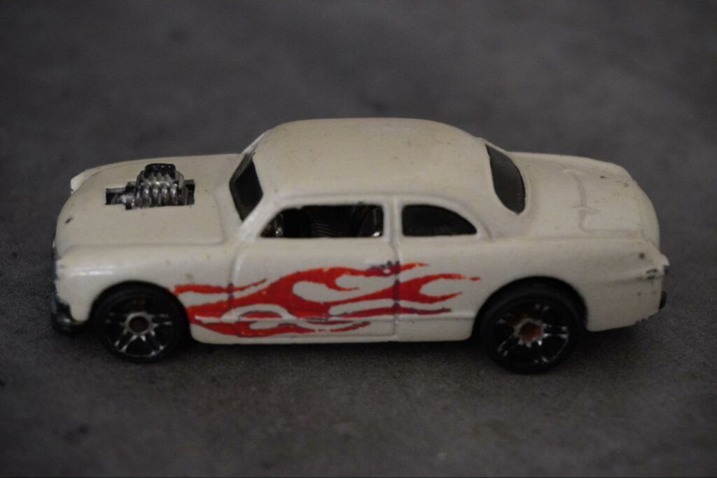 voiture hot wheels blanche avec des flammes rouge